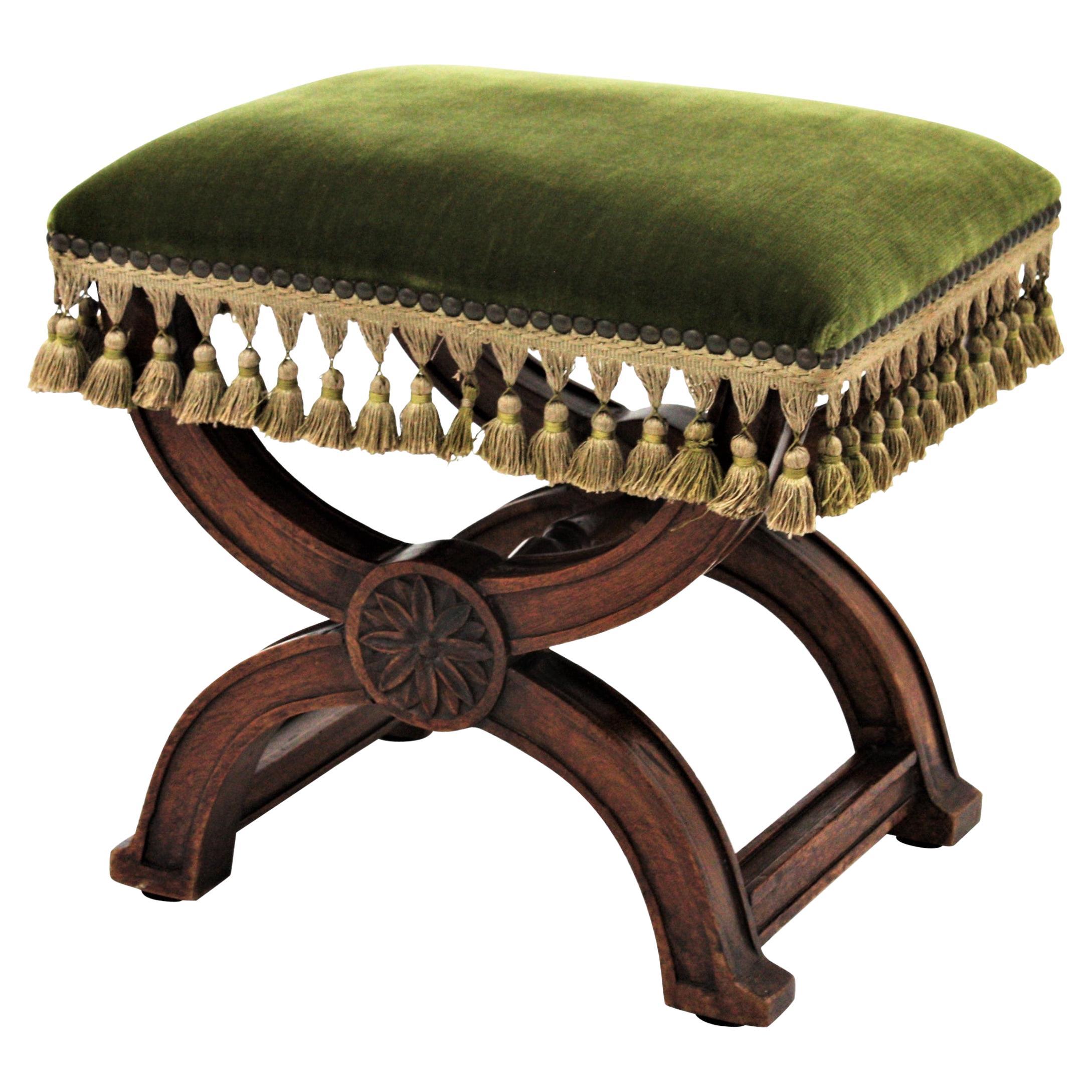 Tabouret Curule espagnol en wanut et tapisserie de velours vert Vente